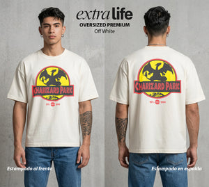 El Mundo Entrenador | El Dragon del Fuego #03472 - Playera Oversized Premium | Off White - Foto en modelo