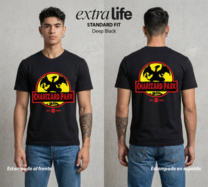 El Mundo Entrenador | El Dragon del Fuego #03472 - Playera Standard Fit | Deep Black - Foto en modelo