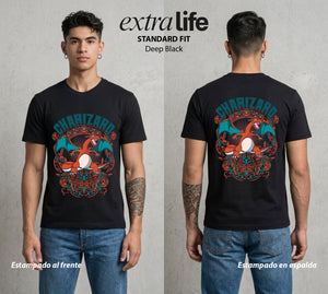 El Mundo Entrenador | La Llama del Campeon #03473 - Playera Standard Fit | Deep Black - Foto en modelo