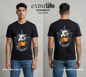 El Mundo Entrenador | El Hueso Solitario #03481 - Playera Standard Fit | Deep Black - Foto en modelo