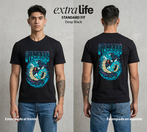 El Mundo Entrenador | El Dragon del Mar #03508 - Playera Standard Fit | Deep Black - Foto en modelo