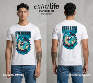 El Mundo Entrenador | El Dragon del Mar #03508 - Playera Standard Fit | Pure White - Foto en modelo