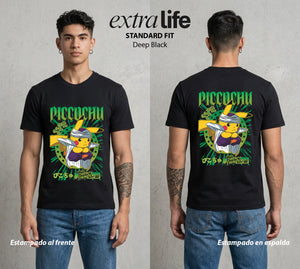 El Mundo Entrenador | El Pequeno del Rayo #03534 - Playera Standard Fit | Deep Black - Foto en modelo