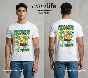 El Mundo Entrenador | El Pequeno del Rayo #03534 - Playera Standard Fit | Pure White - Foto en modelo