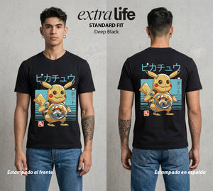 El Mundo Entrenador | El Rayo de Kanto #03540 - Playera Standard Fit | Deep Black - Foto en modelo