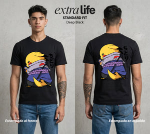 El Mundo Entrenador | El Relampago del Clan #03544 - Playera Standard Fit | Deep Black - Foto en modelo