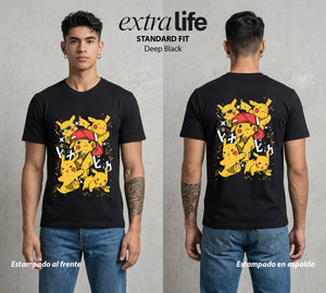 El Mundo Entrenador | El Rayo de Kanto #03545 - Playera Standard Fit | Deep Black - Foto en modelo