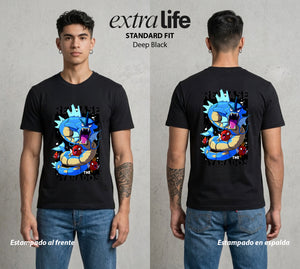 El Mundo Entrenador | Libera el Caos #03551 - Playera Standard Fit | Deep Black - Foto en modelo
