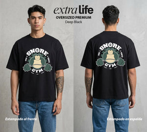 El Mundo Entrenador | El Dormilón del Poder en el Gym #03553 - Playera Oversized Premium | Deep Black - Foto en modelo