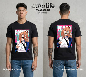 El Contrato Infernal | La Chica de la Sangre #03579 - Playera Standard Fit | Deep Black - Foto en modelo