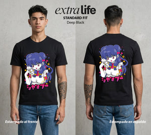 El Dojo del Caos | La China del Cafe #03611 - Playera Standard Fit | Deep Black - Foto en modelo