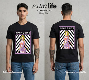 El Torneo de los Dioses | La Diosa del Amor #03625 - Playera Standard Fit | Deep Black - Foto en modelo