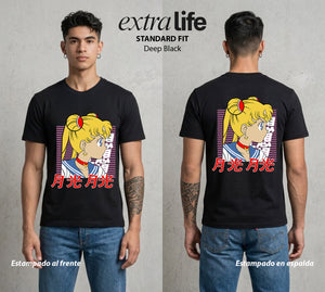 Las Guerreras del Cosmos | La Guerrera del Bien #03735 - Playera Classic Premium | Deep Black - Foto en modelo