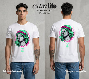 Los Caballeros del Cosmos | Las Cadenas del Bien #03788 - Playera Standard Fit | Pure White - Foto en modelo