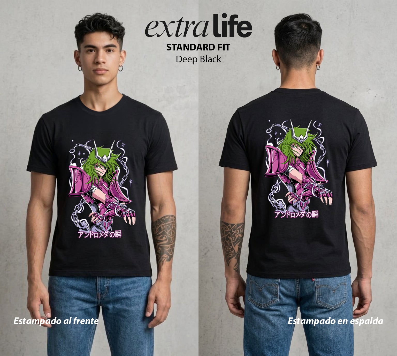 Los Caballeros del Cosmos | El Mas Gentil del Grupo #03789 - Playera Standard Fit | Deep Black - Foto en modelo