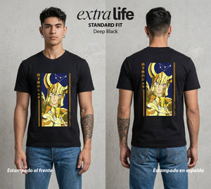 Los Caballeros del Cosmos | El Meteor del Cosmos #03808 - Playera Standard Fit | Deep Black - Foto en modelo