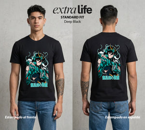 Los Caballeros del Cosmos | El Dragon del Escudo #03813 - Playera Standard Fit | Deep Black - Foto en modelo