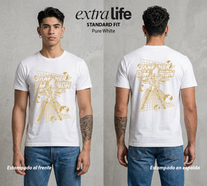 Los Caballeros del Cosmos | El Meteor del Cosmos #03818 - Playera Standard Fit | Pure White - Foto en modelo