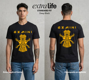 Los Caballeros del Cosmos | El Pegaso del Bien #03819 - Playera Standard Fit | Deep Black - Foto en modelo