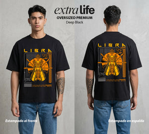 Los Caballeros del Cosmos | El Pegaso del Bien #03838 - Playera Oversized Premium | Deep Black - Foto en modelo
