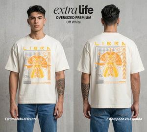 Los Caballeros del Cosmos | El Pegaso del Bien #03838 - Playera Oversized Premium | Off White - Foto en modelo