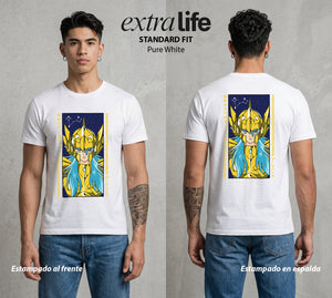Los Caballeros del Cosmos | El Meteor del Cosmos #03846 - Playera Standard Fit | Pure White - Foto en modelo
