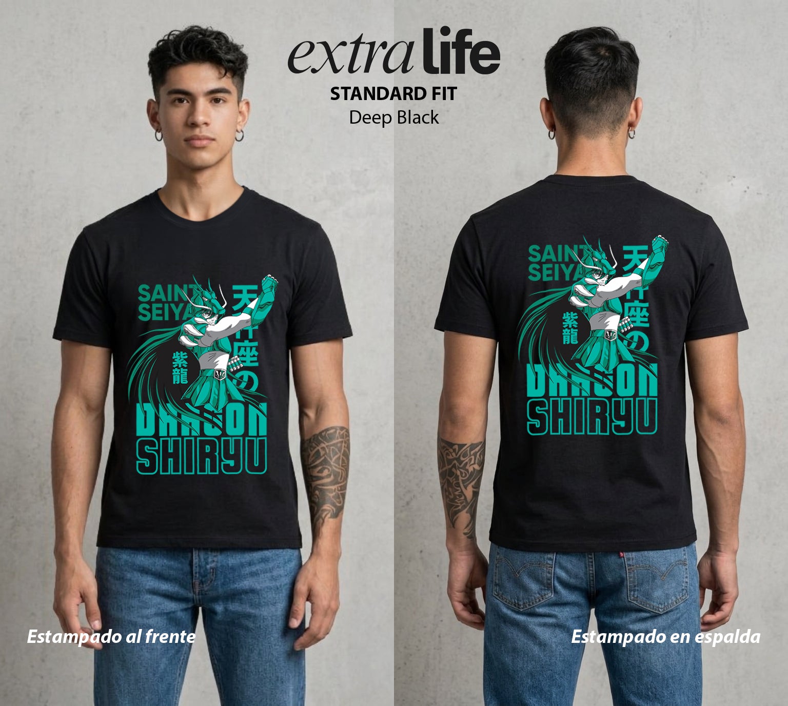 Los Caballeros del Cosmos | El Dragon del Escudo #03858 - Playera Standard Fit | Deep Black - Foto en modelo