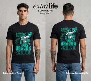 Los Caballeros del Cosmos | El Dragon del Escudo #03858 - Playera Standard Fit | Deep Black - Foto en modelo