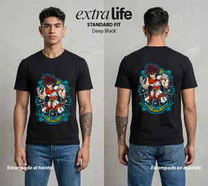Los Caballeros del Cosmos | La Meteora de Pegaso #03869 - Playera Standard Fit | Deep Black - Foto en modelo