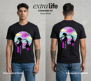 El Espadachin Errante | El Caos y el Orden Samurai #03879 - Playera Standard Fit | Deep Black - Foto en modelo