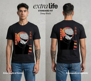 El Arte de las Maldiciones | Los Seis Ojos del Maestro #03900 - Playera Standard Fit | Deep Black - Foto en modelo