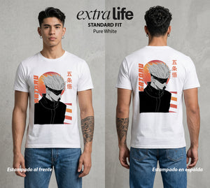 El Arte de las Maldiciones | Los Seis Ojos del Maestro #03900 - Playera Standard Fit | Pure White - Foto en modelo
