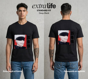 El Arte de las Maldiciones | Los Seis Ojos del Maestro #03904 - Playera Standard Fit | Deep Black - Foto en modelo