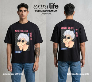 El Arte de las Maldiciones | Los Seis Ojos del Maestro #03908 - Playera Oversized Premium | Deep Black - Foto en modelo
