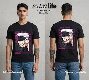 El Arte de las Maldiciones | Los Seis Ojos del Maestro #03914 - Playera Standard Fit | Deep Black - Foto en modelo