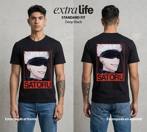 El Arte de las Maldiciones | Los Seis Ojos del Maestro #03918 - Playera Classic Premium | Deep Black - Foto en modelo