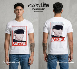El Arte de las Maldiciones | Los Seis Ojos del Maestro #03918 - Playera Standard Fit | Pure White - Foto en modelo