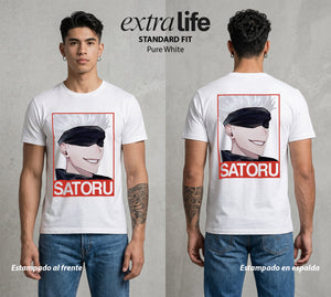 El Arte de las Maldiciones | Los Seis Ojos del Maestro #03918 - Playera Classic Premium | Pure White - Foto en modelo