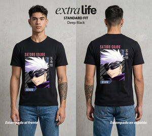 El Arte de las Maldiciones | Los Seis Ojos del Maestro #03922 - Playera Standard Fit | Deep Black - Foto en modelo