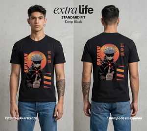 El Arte de las Maldiciones | Los Seis Ojos del Maestro #03924 - Playera Standard Fit | Deep Black - Foto en modelo