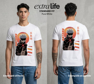 El Arte de las Maldiciones | Los Seis Ojos del Maestro #03924 - Playera Standard Fit | Pure White - Foto en modelo