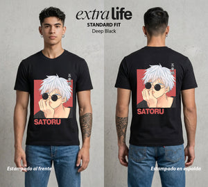 El Arte de las Maldiciones | Los Seis Ojos del Maestro #03934 - Playera Standard Fit | Deep Black - Foto en modelo
