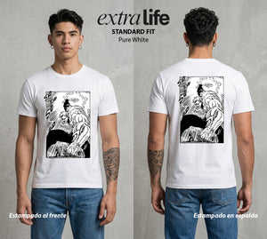 Los Siete Pecados | La Fuerza del Dia #03956 - Playera Standard Fit | Pure White - Foto en modelo