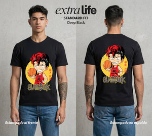 La Cancha del Destino | El Genio del Tablero #04025 - Playera Standard Fit | Deep Black - Foto en modelo