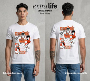 La Cancha del Destino | El Punto Guardia del Bien #04034 - Playera Standard Fit | Pure White - Foto en modelo
