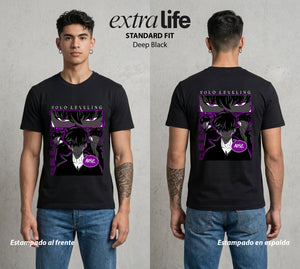El Cazador Solitario | El Renacimiento del Bien #04043 - Playera Standard Fit | Deep Black - Foto en modelo