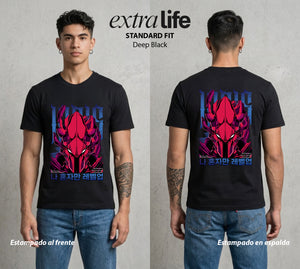 El Cazador Solitario | El Caballero del Rey #04044 - Playera Standard Fit | Deep Black - Foto en modelo