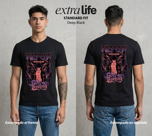 El Cazador Solitario | La Sombra del Corazon #04063 - Playera Classic Premium | Deep Black - Foto en modelo