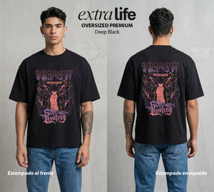 El Cazador Solitario | El Ejercito de las Sombras #04070 - Playera Oversized Premium | Deep Black - Foto en modelo