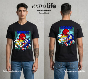 La Velocidad del Erizo | El Trio de la Velocidad #04076 - Playera Standard Fit | Deep Black - Foto en modelo
